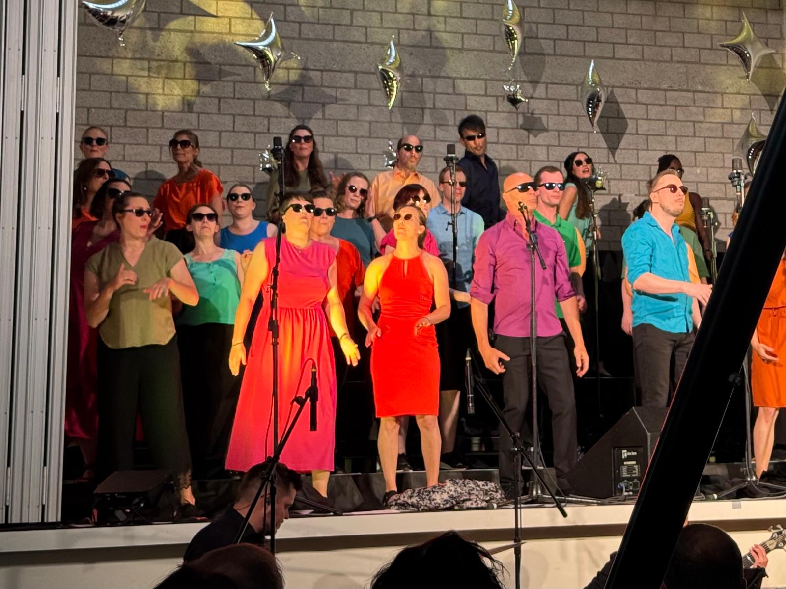 Popchor mit Sonnenbrillen